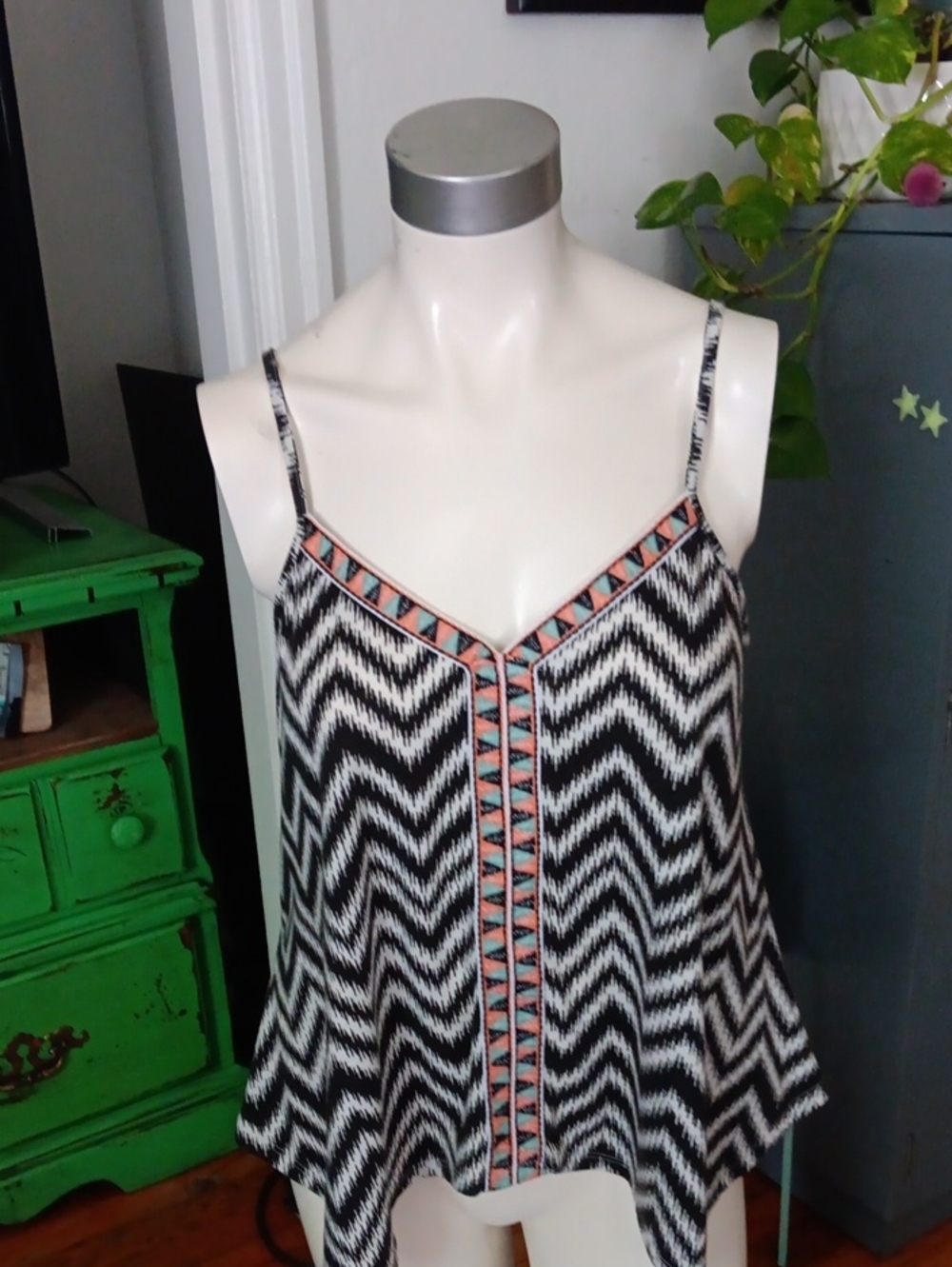 Mason & Mackenzie Black and White Zigzag Cami